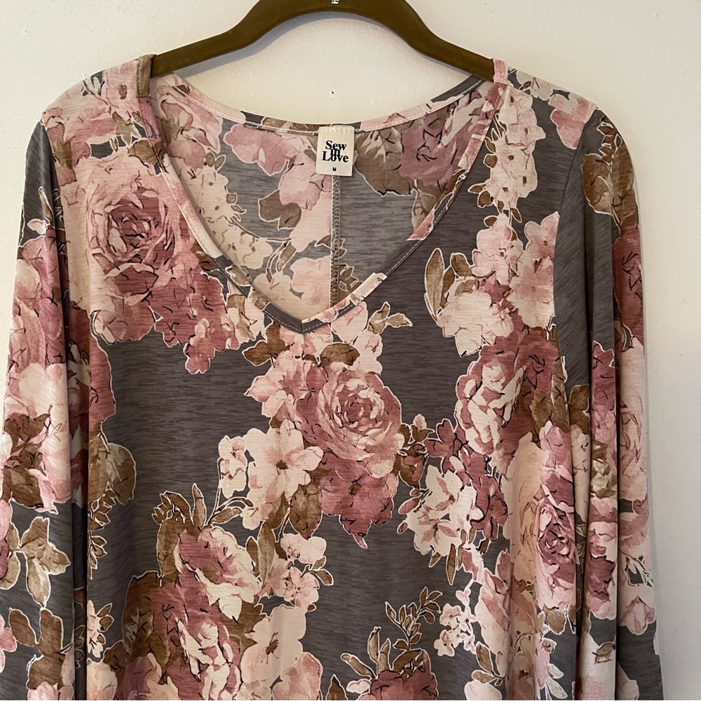 Sew in Love Boutique Floral Wrinkle Free Blouse Size Medium - Picture 2 of 4